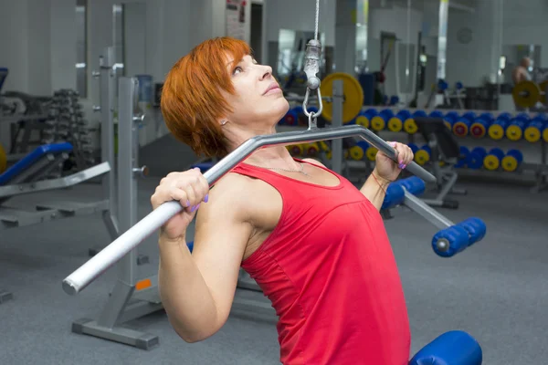 Frau im Fitnessstudio — Stockfoto