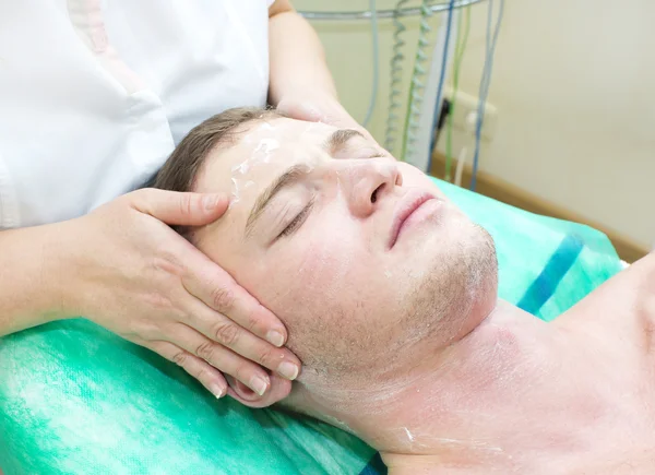 Processo de massagem e tratamentos faciais Fotografia De Stock