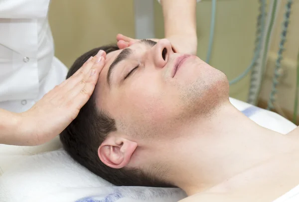 Hombre en el procedimiento cosmético máscara —  Fotos de Stock