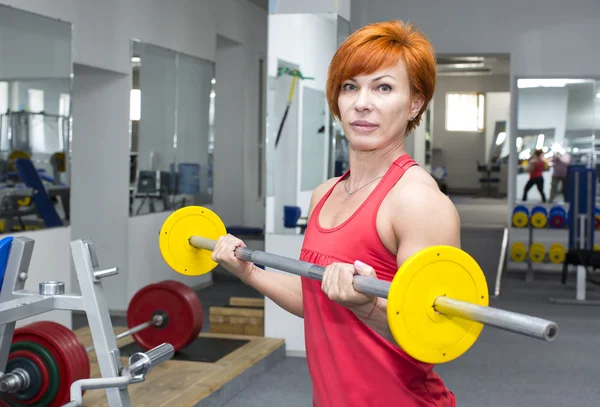 Femme au gymnase — Photo