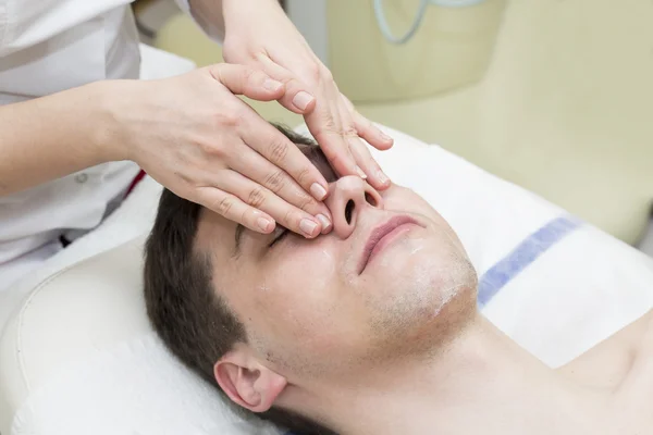 Homme dans la procédure cosmétique masque — Photo