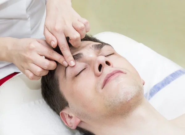 Homme dans la procédure cosmétique masque — Photo