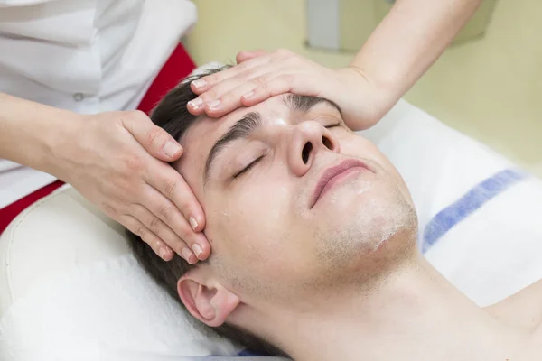 Homme dans la procédure cosmétique masque — Photo