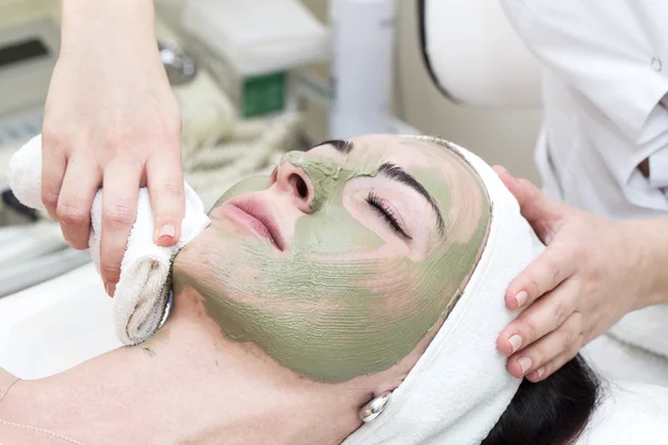 Processo de massagem e tratamentos faciais — Fotografia de Stock