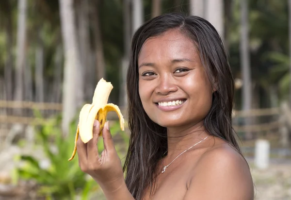 Filipina lány étkezési banán — Stock Fotó