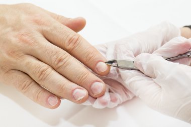 erkek manikür işlemi