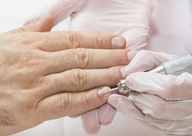 erkek manikür işlemi