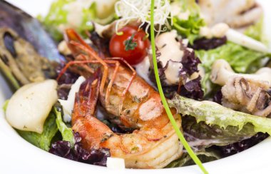 Sebzeli salata ve deniz ürünleri.