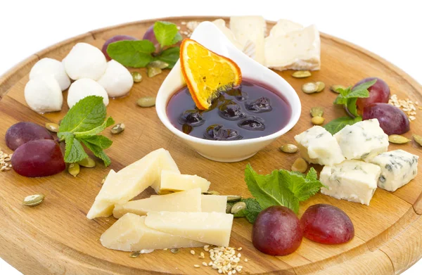 Piatto di formaggio con un grande decorato — Foto Stock