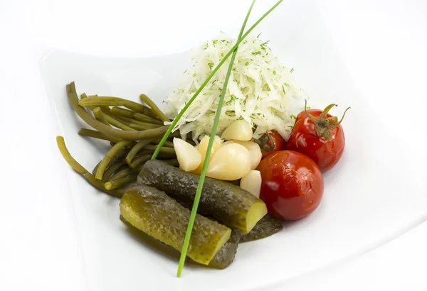 Ingemaakte groenten, komkommer tomaten — Stockfoto