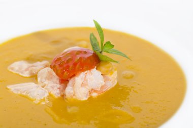 karides ve domates ile kabak çorbası