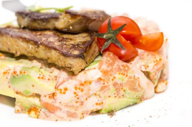 Beyaz arka planda deniz ürünleri salatası. 