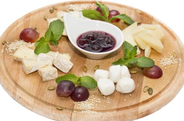 büyük bir peynir tabağı dekore edilmiş 
