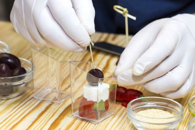 aşçı kanepeler hazırlar