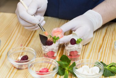 aşçı kanepeler hazırlar