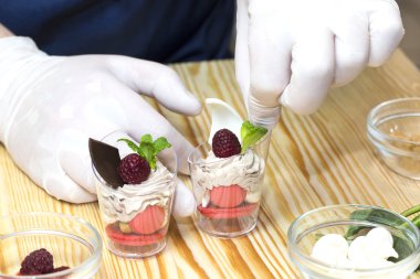 aşçı kanepeler hazırlar