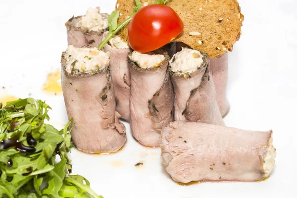 Rolos de carne recheados com queijo — Fotografia de Stock