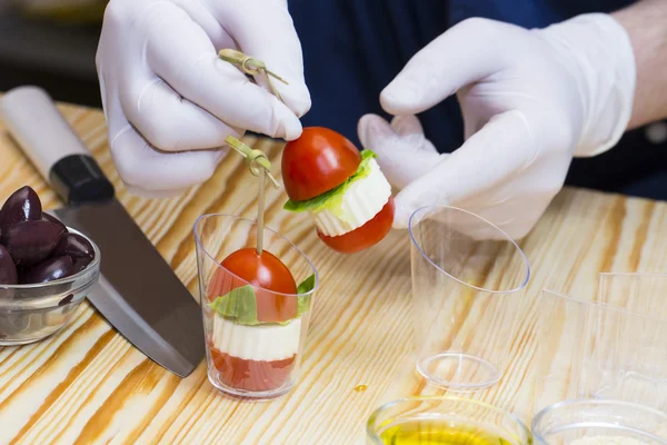 Cook prepares canapes — Stock Photo, Image