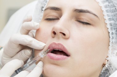 Kontur plastik dudaklar