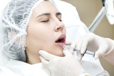 Kontur plastik dudaklar