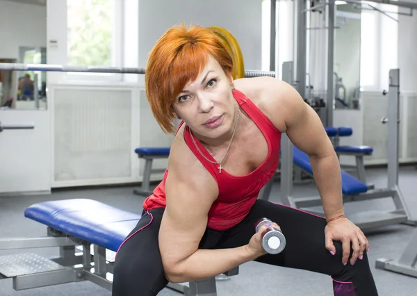 Mujer en el gimnasio — Foto de Stock