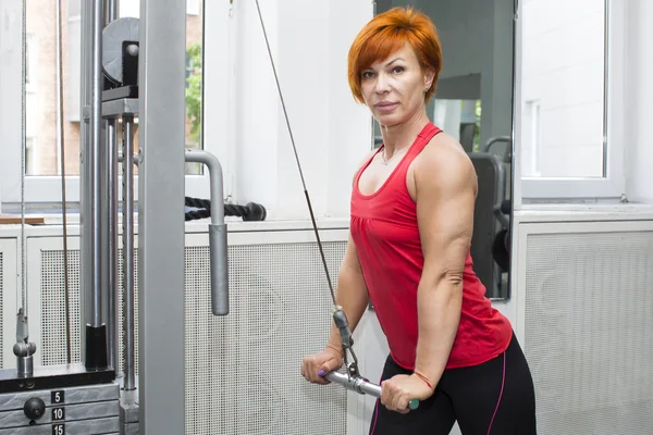 Vrouw in gym — Stockfoto