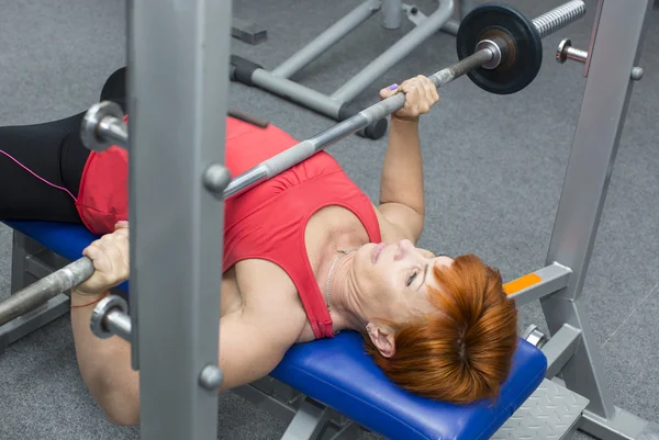 Vrouw in gym — Stockfoto