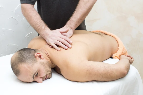 Homem fazendo massagem — Fotografia de Stock