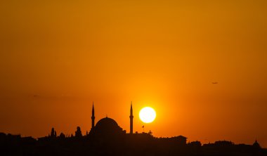 Gün batımında cami