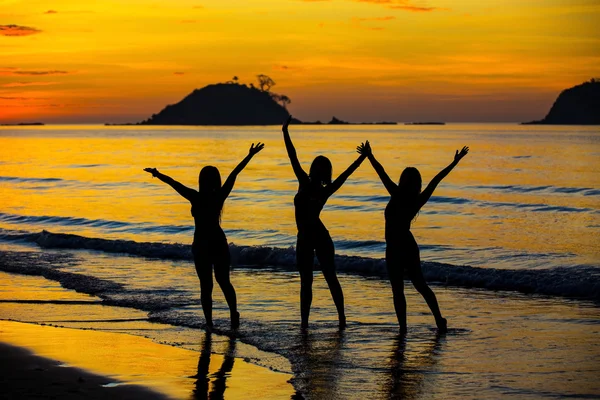 Tres chicas en la playa — Foto de Stock