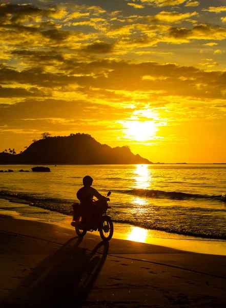 Hombre en una motocicleta paseos — Foto de Stock