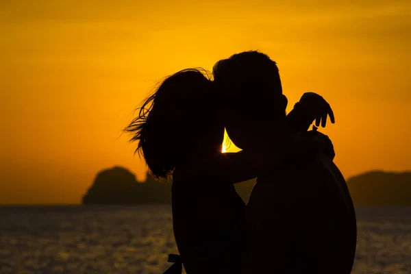 Silhouetten van koppels in de liefde — Stockfoto