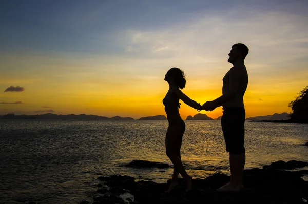 Silhouettes de couples amoureux — Photo