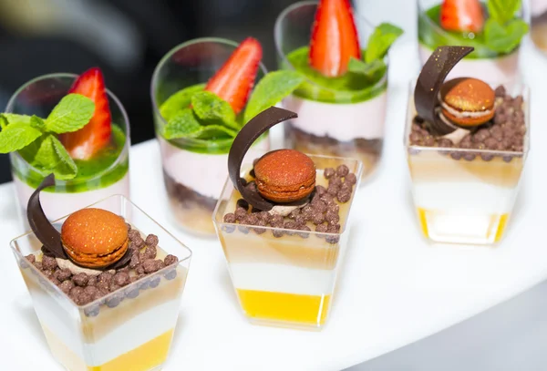 Mini canapés en vasos de plástico — Foto de Stock