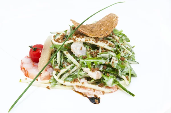 Salata yeşillikleri ve karides eti üzerinde — Stok fotoğraf