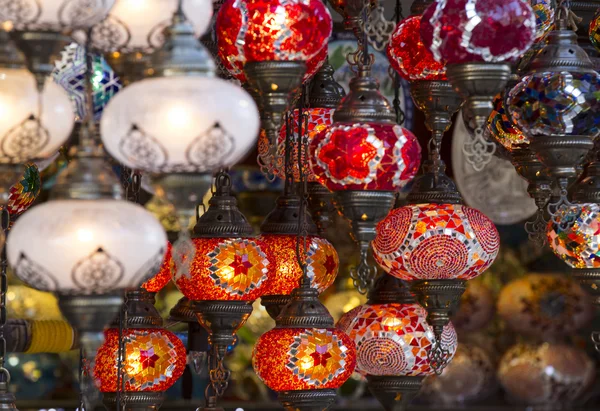 Lanternas asiáticas tradicionais de vidro colorido — Fotografia de Stock