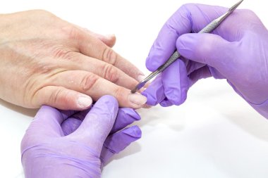 Manikür güzellik yapıyor kadın 