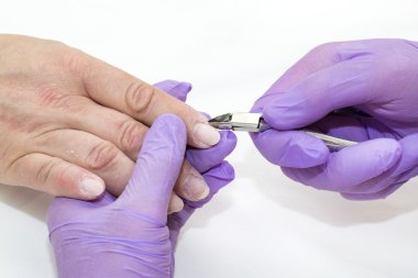 Manikür güzellik yapıyor kadın 