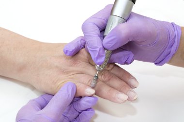 Manikür güzellik yapıyor kadın 