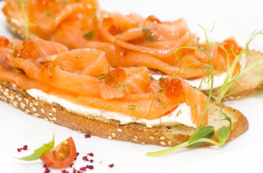 sandviç somon havyar ile