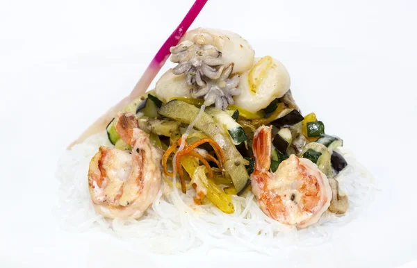 Erişte ve deniz ürünleri salatası — Stok fotoğraf