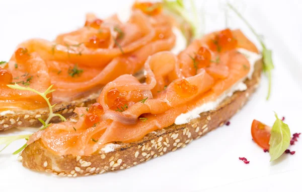 Sandwiches with salmon caviar — Stock Photo, Image