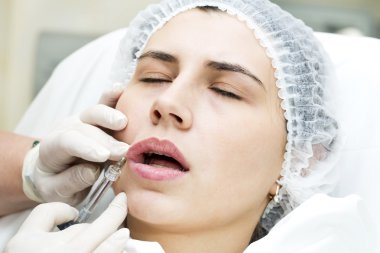 Kontur plastik dudaklar