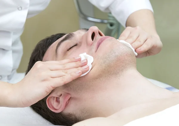Muž v masce kosmetická procedura — Stock fotografie