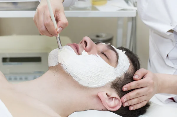 Человек в маске косметическая процедура — стоковое фото