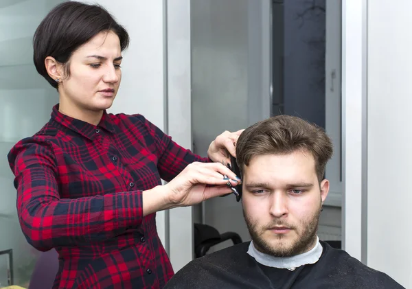 Jonge man bij de kapper — Stockfoto