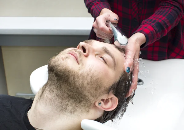 Ung mann hos frisøren – stockfoto