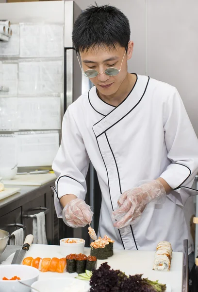 Japanse chef-kok een maaltijd bereiden — Stockfoto