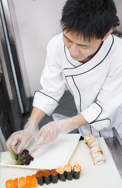 Japanse chef-kok een maaltijd bereiden — Stockfoto