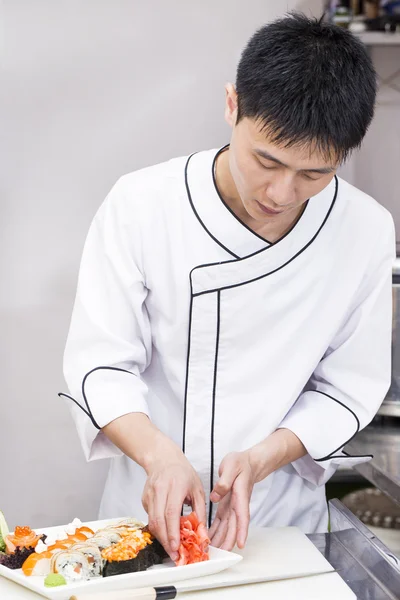 Japoński kucharz przygotowuje posiłek — Zdjęcie stockowe